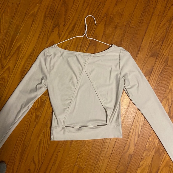 Aritzia Workout Open Back Crop Top - Picture 2 of 2